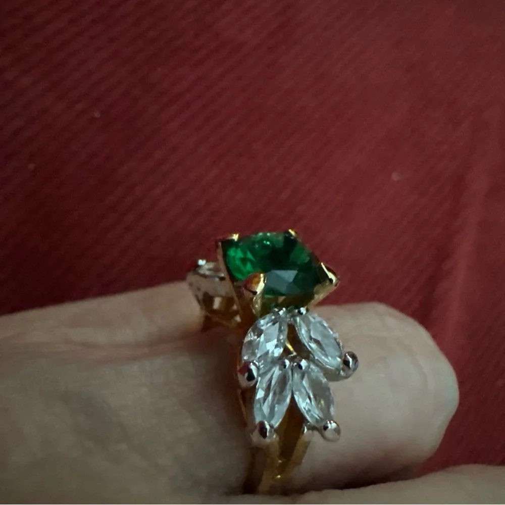 Exquisite Green and Gold Women's Ring - Picture 10 of 11